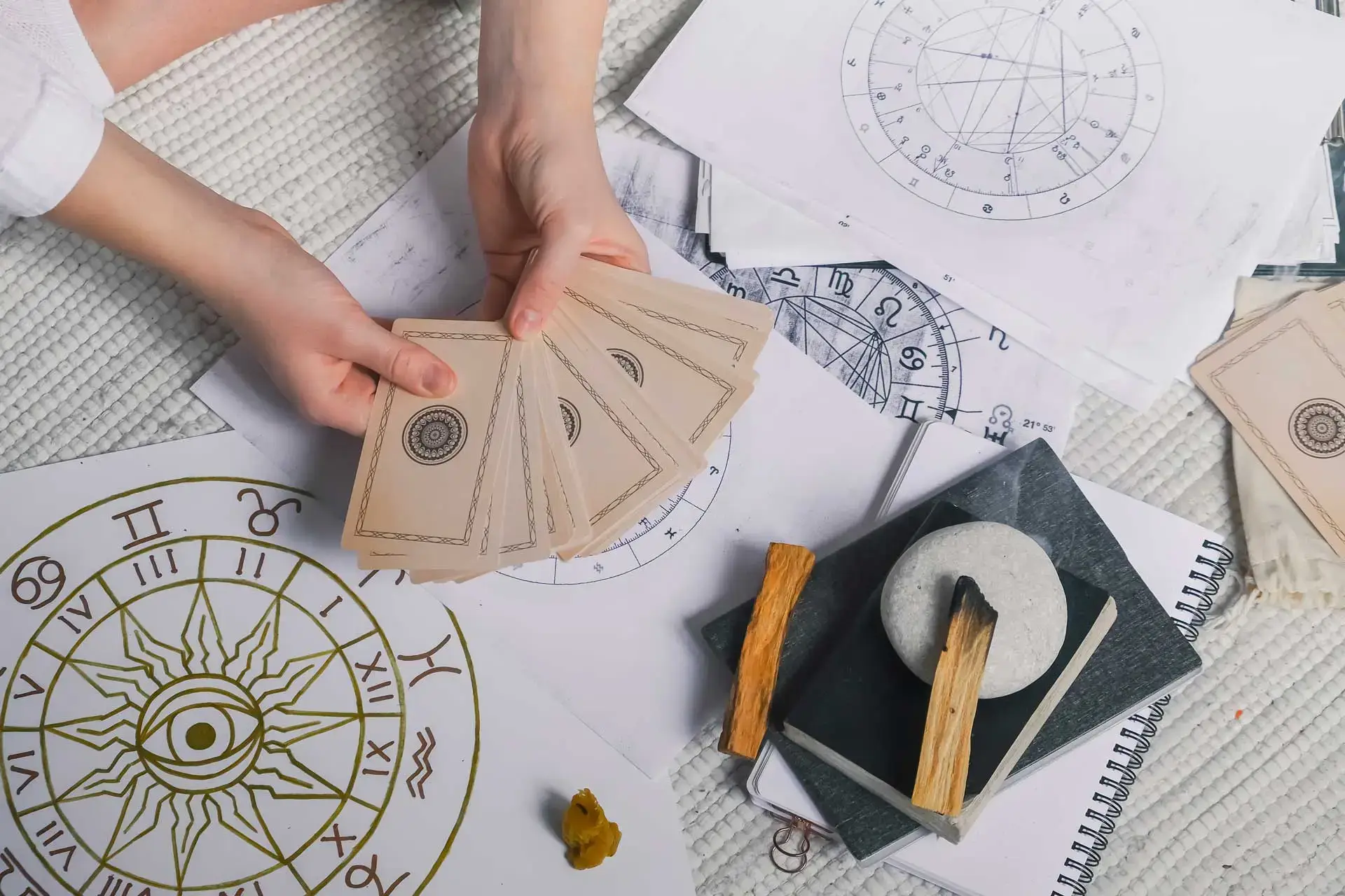 astrology-astrologer-calculates-natal-chart